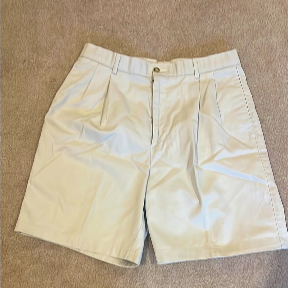 Men’s light khaki shorts